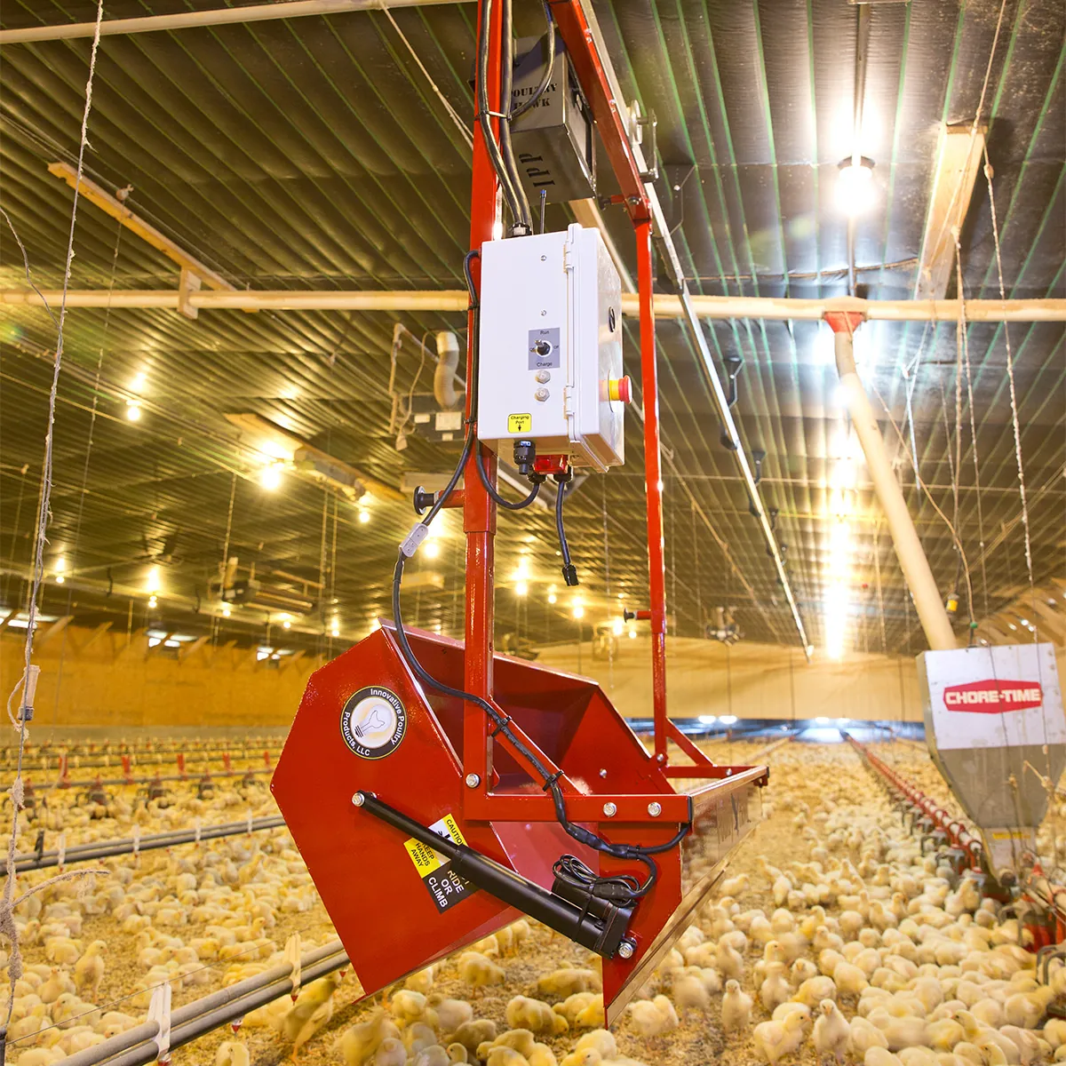 Візок Poultry Hawk на підвісній рейці в пташнику з бройлерами